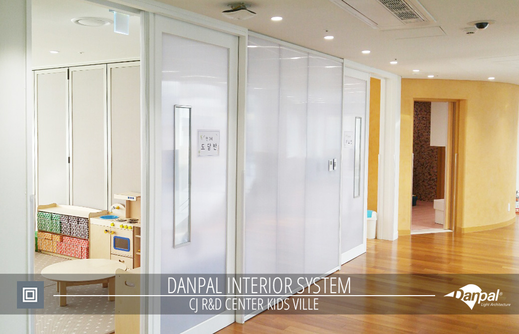Hệ vách ngăn nội thất Danpal tại khu vui chơi trẻ em CJ R&D Center – Kids Ville, Hàn Quốc.