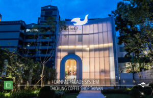 fasad kafe industri di Taiwan pada malam hari